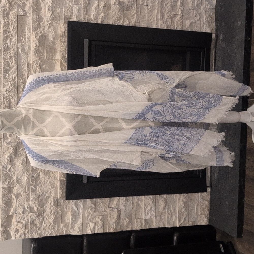 American Eagle White And Blue Porcelain Type Pattern Poncho Shawl
